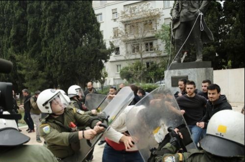 Επεισόδια ανάμεσα σε ΜΑΤ και διαδηλωτές στο αντιπολεμικό συλλαλητήριο (pics) | Pagenews.gr Επεισόδια ανάμεσα σε ΜΑΤ και διαδηλωτές στο αντιπολεμικό συλλαλητήριο (pics) | Pagenews.gr