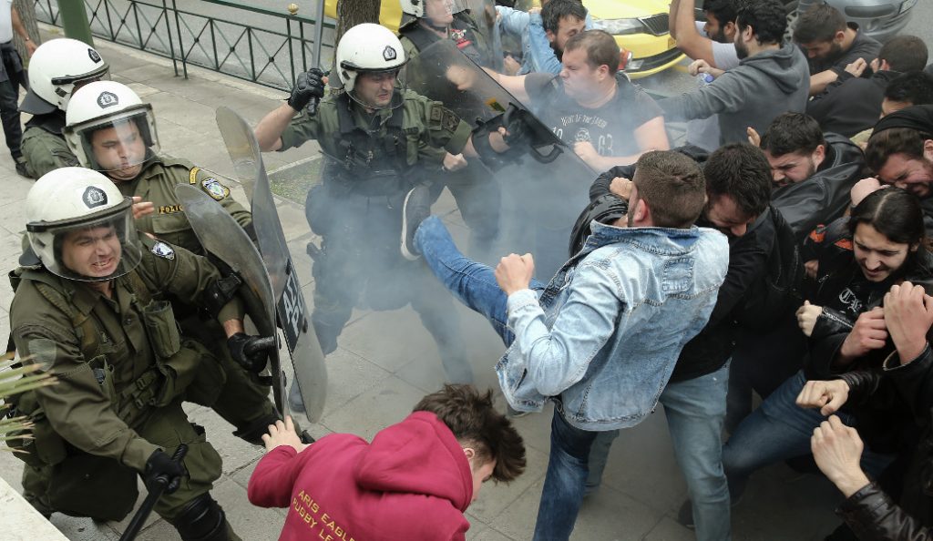 Σε συλλήψεις μετατράπηκαν οι προσαγωγές από το αντιπολεμικό συλλαλητήριο | Pagenews.gr Σε συλλήψεις μετατράπηκαν οι προσαγωγές από το αντιπολεμικό συλλαλητήριο | Pagenews.gr