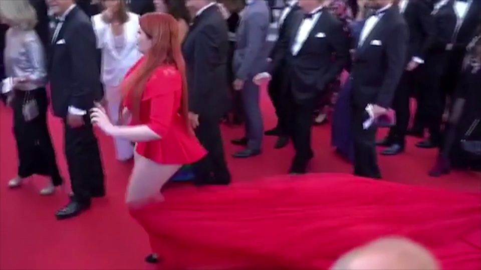 Viral: Πάτησαν το φόρεμα σε μοντέλο και έμεινε με το εσώρουχο (vid) | Pagenews.gr Viral: Πάτησαν το φόρεμα σε μοντέλο και έμεινε με το εσώρουχο (vid) | Pagenews.gr