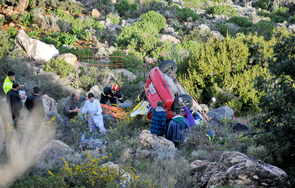 Ξέφυγε από το δρόμο και έπεσε με το αυτοκίνητο στη θάλασσα (pics) | Pagenews.gr Ξέφυγε από το δρόμο και έπεσε με το αυτοκίνητο στη θάλασσα (pics) | Pagenews.gr
