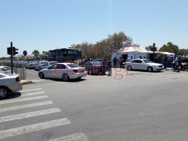 Ηράκλειο: Ένταση στο αεροδρόμιο με «πειρατές» οδηγούς ταξί (pics) | Pagenews.gr Ηράκλειο: Ένταση στο αεροδρόμιο με «πειρατές» οδηγούς ταξί (pics) | Pagenews.gr