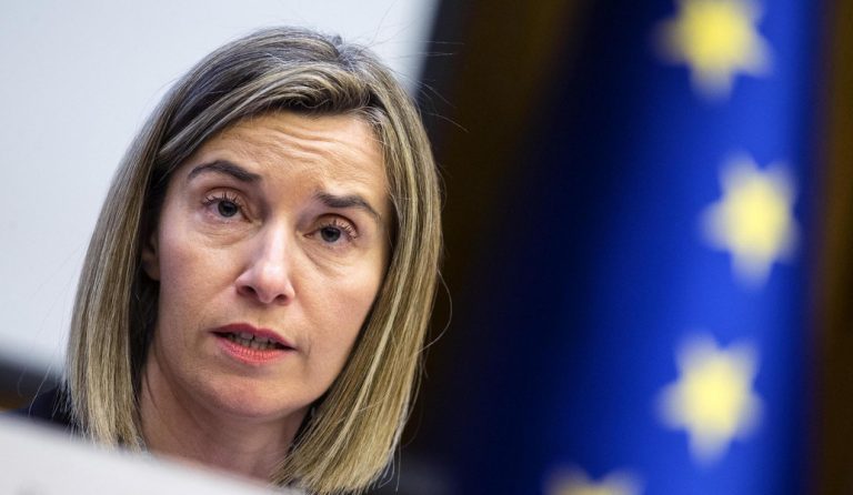 Σκόπια: Συγχαρητήρια Μογκερίνι και Χαν για την υπερψήφιση της συνταγματικής αναθεώρησης στην ΠΓΔΜ