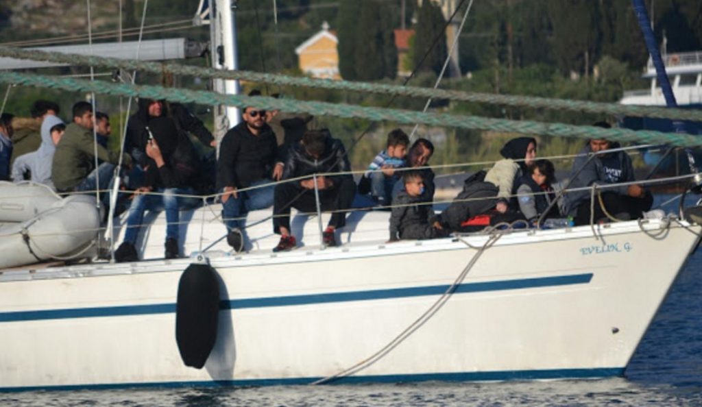 Απολογούνται οι διακινητές των 44 προσφύγων που εντοπίστηκαν νότια της Κρήτης | Pagenews.gr Απολογούνται οι διακινητές των 44 προσφύγων που εντοπίστηκαν νότια της Κρήτης | Pagenews.gr