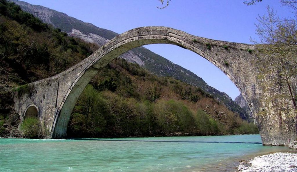 Γεφύρι της Πλάκας: Το καλοκαίρι ξεκινούν οι εργασίες αναστήλωσης | Pagenews.gr Γεφύρι της Πλάκας: Το καλοκαίρι ξεκινούν οι εργασίες αναστήλωσης | Pagenews.gr