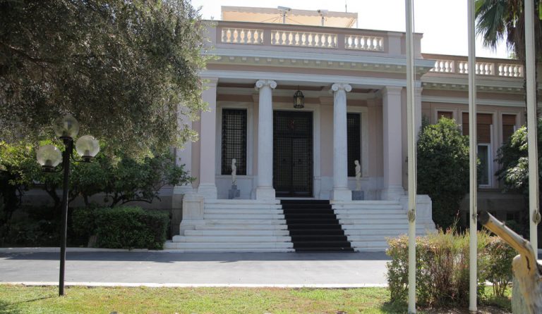 Μαξίμου για Μητσοτάκη: «Να απαντήσει αν τάσσεται υπέρ της πρότασης συμφωνίας με την Εκκλησία»