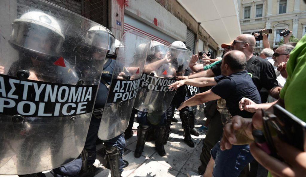 Αποθέωση του συλληφθέντα και νέος ξυλοδαρμός στον Πειραιά | Pagenews.gr Αποθέωση του συλληφθέντα και νέος ξυλοδαρμός στον Πειραιά | Pagenews.gr