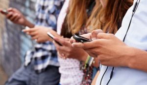Μανία των Ρώσων με τα κινητά τους – Δεν τα αφήνουν από τα χέρια τους | Pagenews.gr Μανία των Ρώσων με τα κινητά τους – Δεν τα αφήνουν από τα χέρια τους | Pagenews.gr