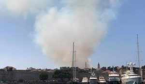 Ρόδος: Υπό μερικό έλεγχο η φωτιά – Χωρίς ρεύμα η πόλη (pics&vid) | Pagenews.gr Ρόδος: Υπό μερικό έλεγχο η φωτιά – Χωρίς ρεύμα η πόλη (pics&vid) | Pagenews.gr