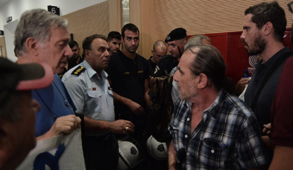 Πλειστηριασμοί: Ξεκίνησαν ξανά με ένταση μεταξύ ΜΑΤ και «Δεν πληρώνω» (vid) | Pagenews.gr Πλειστηριασμοί: Ξεκίνησαν ξανά με ένταση μεταξύ ΜΑΤ και «Δεν πληρώνω» (vid) | Pagenews.gr