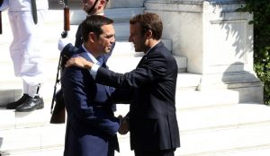 Μακρόν: Προκαλούν σεβασμό το κουράγιο και η αξιοπρέπεια των Ελλήνων | Pagenews.gr Μακρόν: Προκαλούν σεβασμό το κουράγιο και η αξιοπρέπεια των Ελλήνων | Pagenews.gr