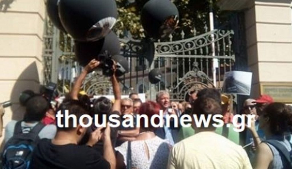 Υπουργείο Μακεδονίας – Θράκης: Ένταση μεταξύ νοσοκομειακών και ΜΑΤ (pics) | Pagenews.gr Υπουργείο Μακεδονίας – Θράκης: Ένταση μεταξύ νοσοκομειακών και ΜΑΤ (pics) | Pagenews.gr