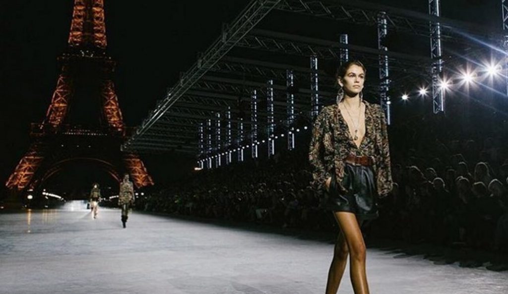 Yves Saint Laurent: Σόου σαν παραμύθι στον Πύργο του Άιφελ (pics & vid) | Pagenews.gr Yves Saint Laurent: Σόου σαν παραμύθι στον Πύργο του Άιφελ (pics & vid) | Pagenews.gr