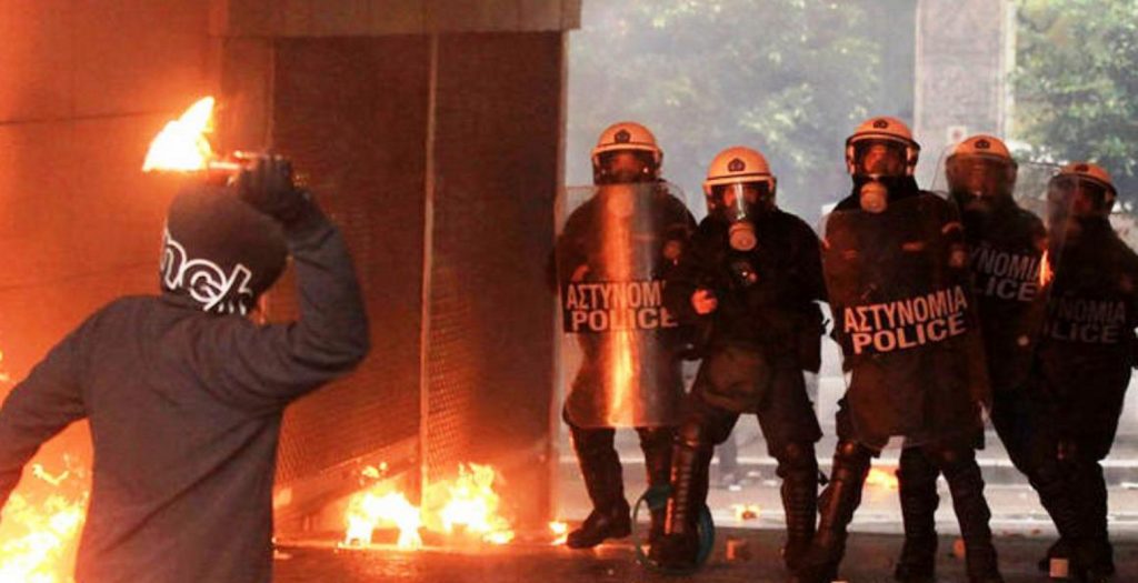 Πέταξαν μολότοφ και φωτοβολίδες σε διμοιρία των ΜΑΤ στα Εξάρχεια | Pagenews.gr Πέταξαν μολότοφ και φωτοβολίδες σε διμοιρία των ΜΑΤ στα Εξάρχεια | Pagenews.gr