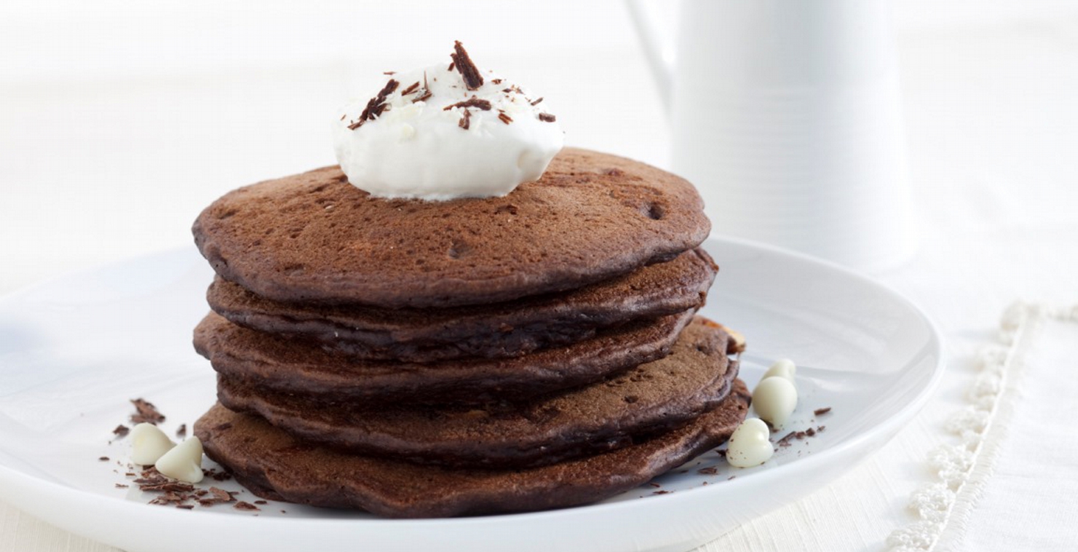 Процесс приготовления шоколадных оладий