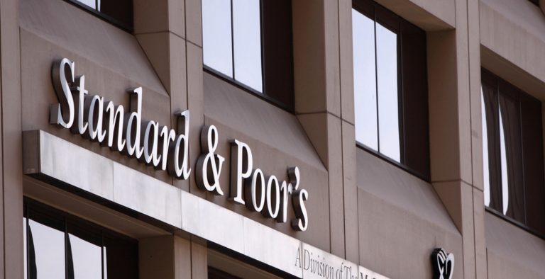 Standard & Poor’s: Διατηρεί στο Β+ την αξιολόγηση της Ελλάδας