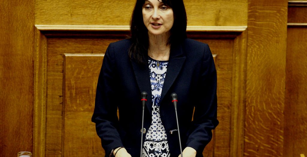 Φυγάδευσαν την Κουντουρά για να την γλιτώσουν από τους διαδηλωτές (vids) | Pagenews.gr Φυγάδευσαν την Κουντουρά για να την γλιτώσουν από τους διαδηλωτές (vids) | Pagenews.gr