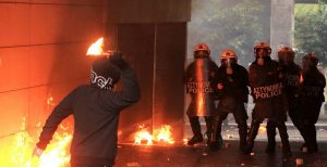 Επεισόδια στην Πατησίων: Επίθεση με μολότοφ εναντίον διμοιρίας των ΜΑΤ | Pagenews.gr Επεισόδια στην Πατησίων: Επίθεση με μολότοφ εναντίον διμοιρίας των ΜΑΤ | Pagenews.gr
