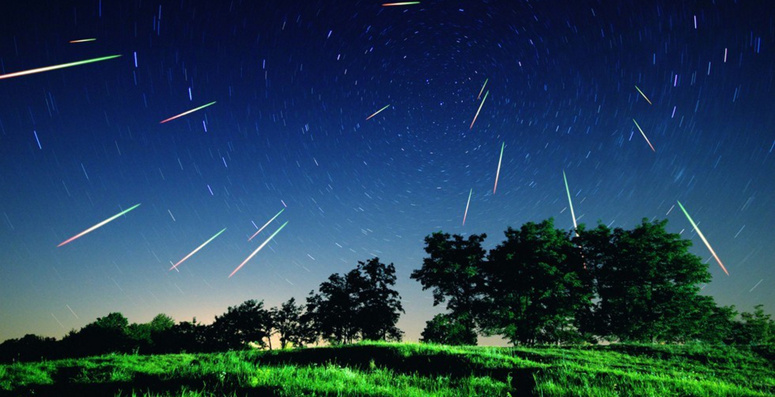 Метеорный рой. Леониды метеорный поток 2020. К чему снится метеоритный дождь. Самые известные метеорные дожди это. Звездопад персеиды.