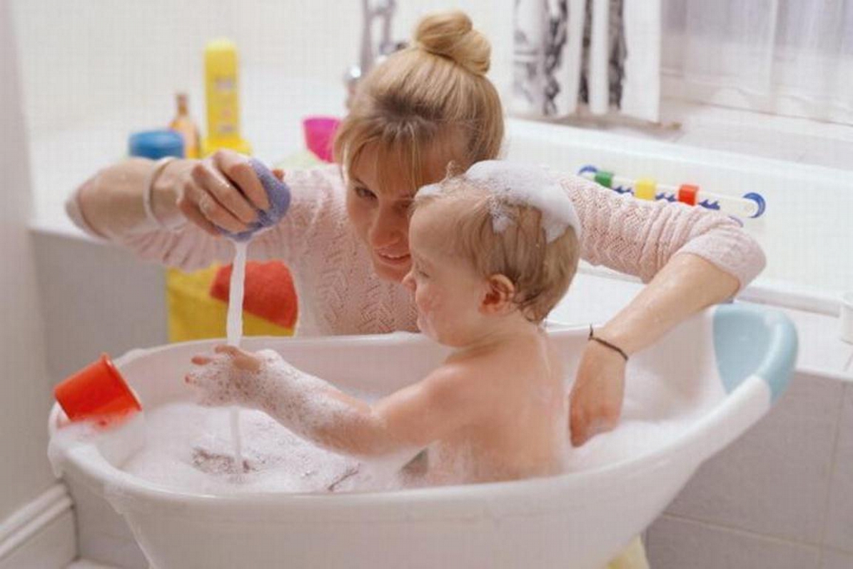 Мама моется с дочкой. Мама купает ребенка. Купание малыша. Мытье ребенка. Ванна для купания ребенка.