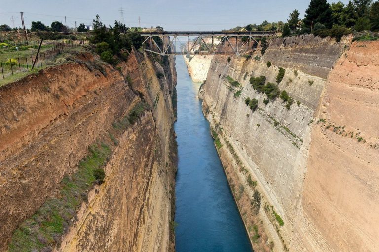 Ισθμός Κορίνθου κατολίσθηση: Έκλεισε και απαγορεύεται η διέλευση πλοίων