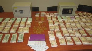 Εξαρθρώθηκε κύκλωμα τοκογλυφίας: Κατασχέθηκαν χιλιάδες ευρώ, λίρες, μέχρι και ράβδοι χρυσού | Pagenews.gr Εξαρθρώθηκε κύκλωμα τοκογλυφίας: Κατασχέθηκαν χιλιάδες ευρώ, λίρες, μέχρι και ράβδοι χρυσού | Pagenews.gr