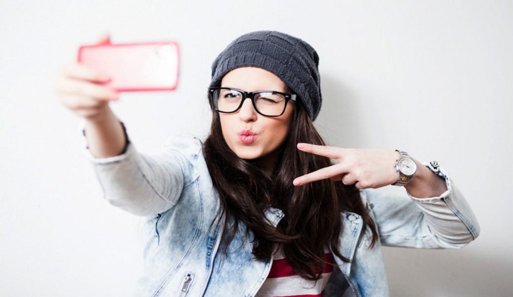 Σελφίτιδα: Η μανία με τις selfies είναι ψυχική διαταραχή | Pagenews.gr Σελφίτιδα: Η μανία με τις selfies είναι ψυχική διαταραχή | Pagenews.gr