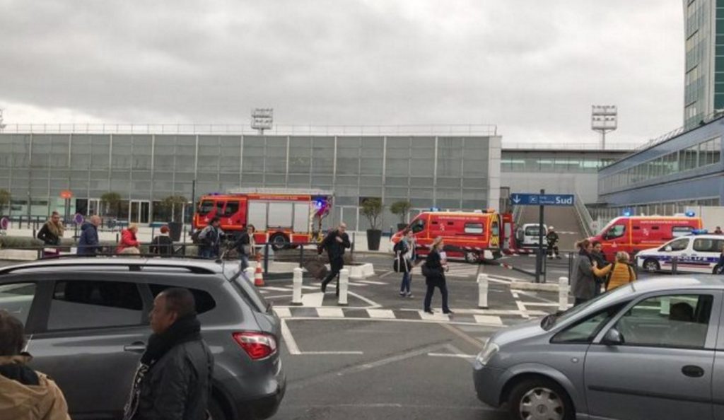 Πυροβολισμοί στο αεροδρόμιο Ορλί στο Παρίσι – Νεκρός ο δράστης | Pagenews.gr Πυροβολισμοί στο αεροδρόμιο Ορλί στο Παρίσι – Νεκρός ο δράστης | Pagenews.gr