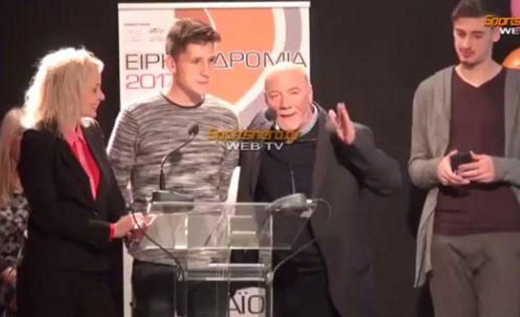 Επική συμβουλή σε Ρέτσο: «Θα σου κόψω…» (vid) | Pagenews.gr Επική συμβουλή σε Ρέτσο: «Θα σου κόψω…» (vid) | Pagenews.gr