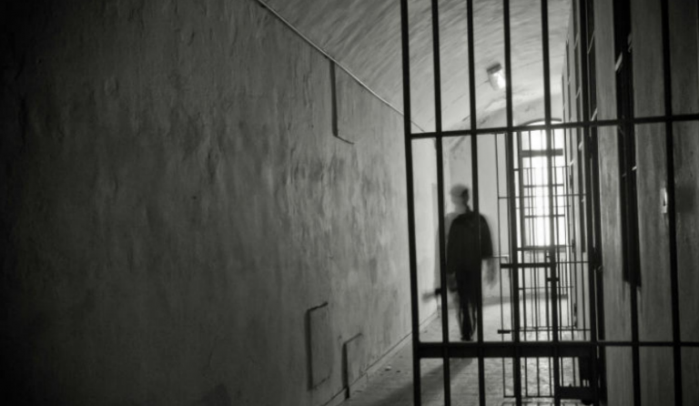 Πληγέντες: Μαθήματα ανθρωπιάς από τους κρατούμενους των φυλακών