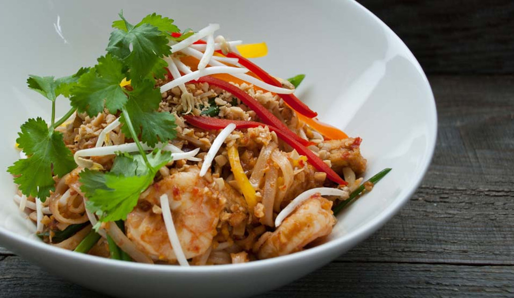 удон с говядиной по сычуаньски. лапша удон с говядиной и овощами. пхукет острова пхи пхи. тайланд паттайя. пад тай с креветками.