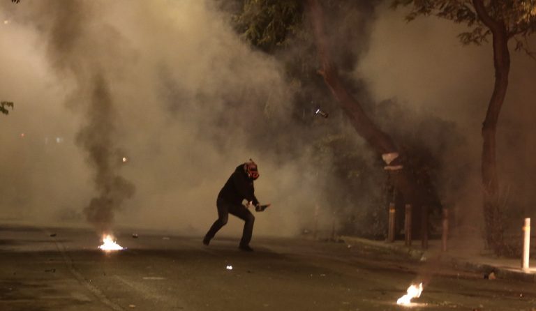 Εξάρχεια: Μπαράζ επιθέσεων με βόμβες μολότοφ