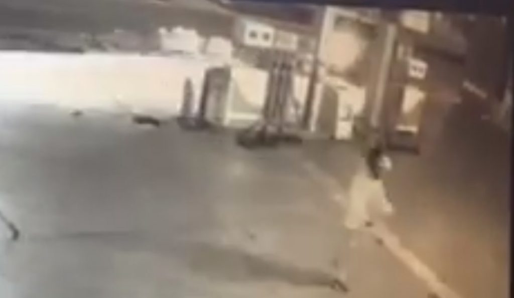 Βίντεο: Οι δράστες στην Ανάβυσσο τοποθετούν τον εκρηκτικό μηχανισμό και φεύγουν | Pagenews.gr Βίντεο: Οι δράστες στην Ανάβυσσο τοποθετούν τον εκρηκτικό μηχανισμό και φεύγουν | Pagenews.gr