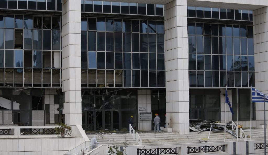 Βόμβα στο Εφετείο Αθηνών: Πυροβόλησαν κατά του φύλακα – Τέσσερις οι τρομοκράτες (pics) | Pagenews.gr Βόμβα στο Εφετείο Αθηνών: Πυροβόλησαν κατά του φύλακα – Τέσσερις οι τρομοκράτες (pics) | Pagenews.gr