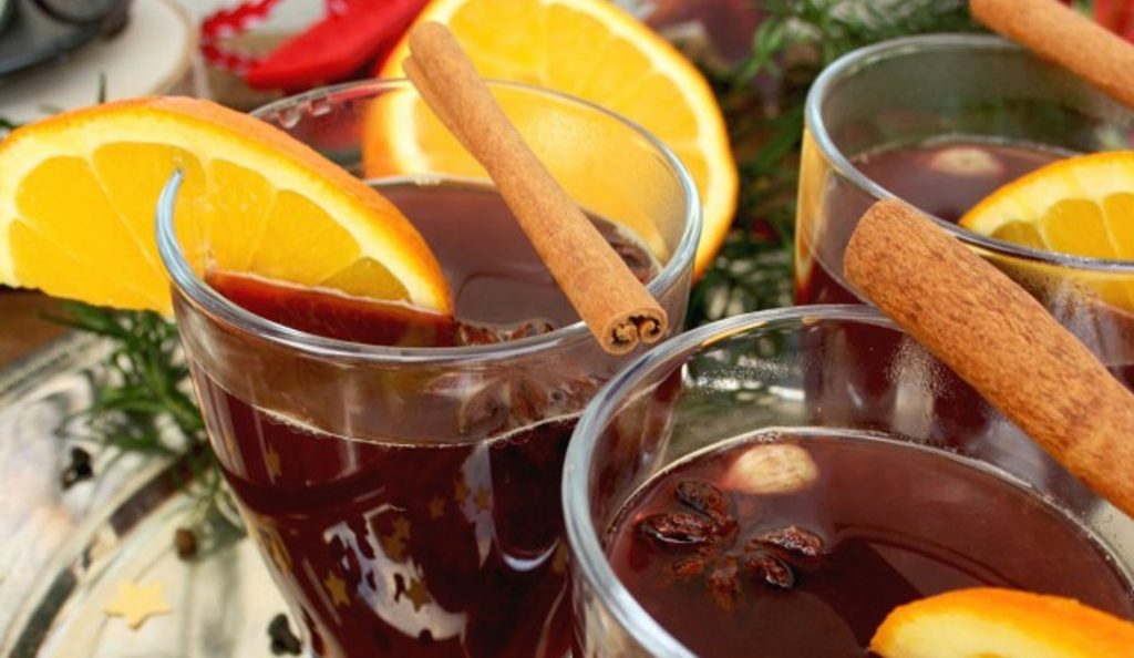 Glühwein: Δείτε πώς θα το φτιάξετε και εσείς το απόλυτο κρασί των γιορτών τώρα που κάνει κρύο | Pagenews.gr Glühwein: Δείτε πώς θα το φτιάξετε και εσείς το απόλυτο κρασί των γιορτών τώρα που κάνει κρύο | Pagenews.gr