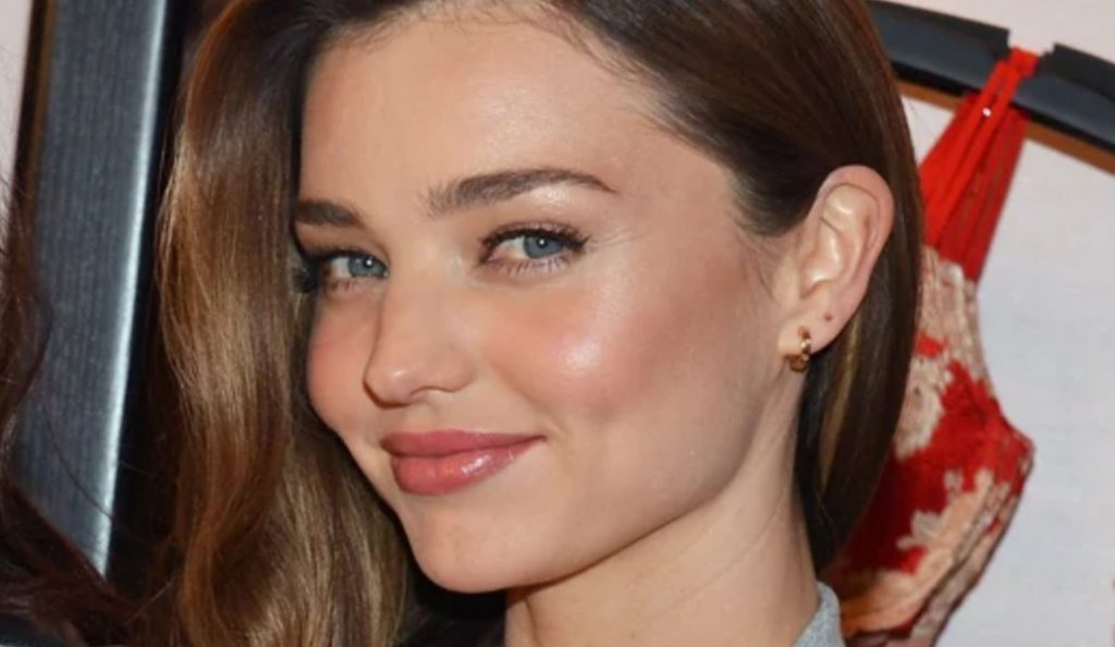 Miranda Kerr: Μια γεύση από το χριστουγεννιάτικο δέντρο στο σπίτι της (pic) | Pagenews.gr Miranda Kerr: Μια γεύση από το χριστουγεννιάτικο δέντρο στο σπίτι της (pic) | Pagenews.gr