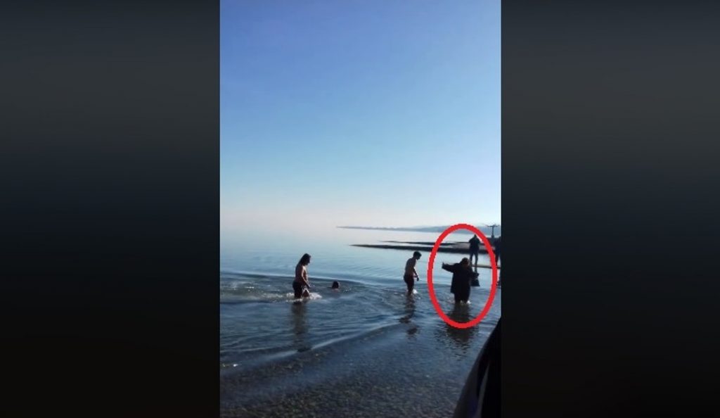 Δήλεσι: Γυναίκα …βουτά με την τσάντα και τα ρούχα για να πιάσει τον σταυρό (vid) | Pagenews.gr Δήλεσι: Γυναίκα …βουτά με την τσάντα και τα ρούχα για να πιάσει τον σταυρό (vid) | Pagenews.gr