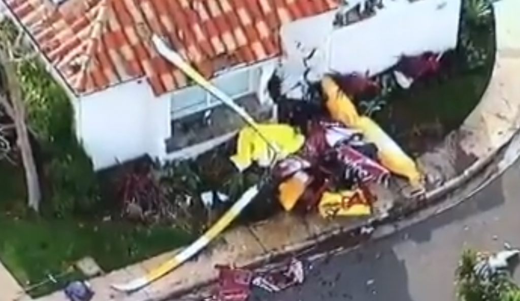 Καλιφόρνια: Ελικόπτερο «καρφώθηκε» σε σπίτι – 3 νεκροί (vid) | Pagenews.gr Καλιφόρνια: Ελικόπτερο «καρφώθηκε» σε σπίτι – 3 νεκροί (vid) | Pagenews.gr