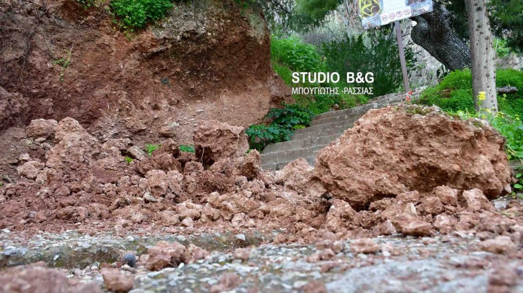 Κατολίσθηση στα 999 σκαλιά στο Παλαμήδι (vid) | Pagenews.gr Κατολίσθηση στα 999 σκαλιά στο Παλαμήδι (vid) | Pagenews.gr