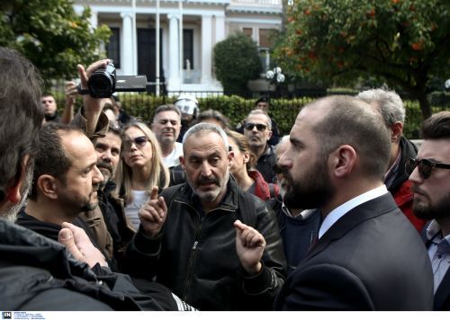 Εργαζόμενοι του Mega έξω από το Μαξίμου – Βγήκε ο Τζανακόπουλος να τους δει (vid) | Pagenews.gr Εργαζόμενοι του Mega έξω από το Μαξίμου – Βγήκε ο Τζανακόπουλος να τους δει (vid) | Pagenews.gr