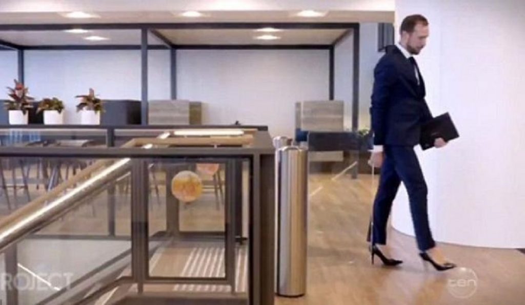 Αυστραλία: 30χρονος τραπεζίτης φοράει γόβες στο γραφείο γιατί «αισθάνεται ισχυρός» (vid) | Pagenews.gr Αυστραλία: 30χρονος τραπεζίτης φοράει γόβες στο γραφείο γιατί «αισθάνεται ισχυρός» (vid) | Pagenews.gr