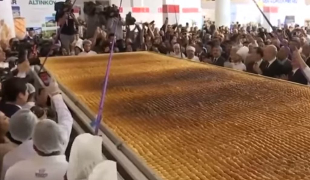 Ένας μπακλαβάς για… ρεκόρ Γκίνες (vid) | Pagenews.gr Ένας μπακλαβάς για… ρεκόρ Γκίνες (vid) | Pagenews.gr