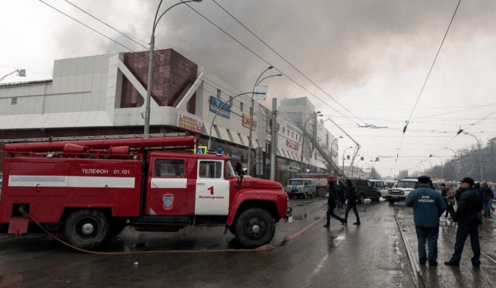 Ρωσία: 41 παιδιά ανάμεσα στους 64 νεκρούς στο φλεγόμενο εμπορικό κέντρο | Pagenews.gr Ρωσία: 41 παιδιά ανάμεσα στους 64 νεκρούς στο φλεγόμενο εμπορικό κέντρο | Pagenews.gr