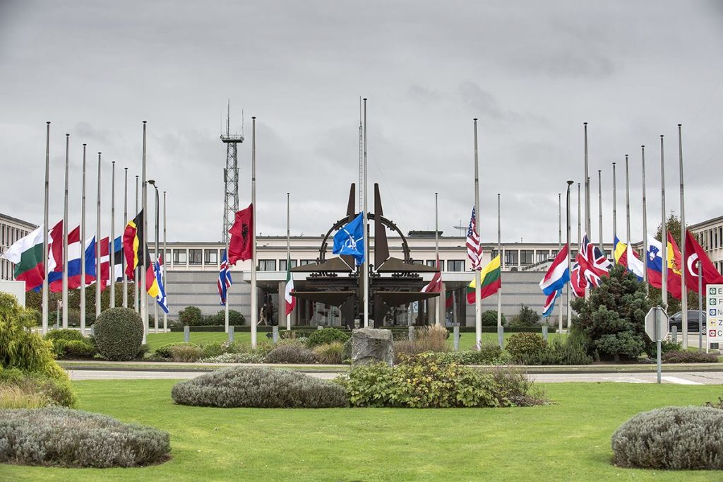 NATO: Απέλασε επτά μέλη της ρωσικής αποστολής | Pagenews.gr NATO: Απέλασε επτά μέλη της ρωσικής αποστολής | Pagenews.gr