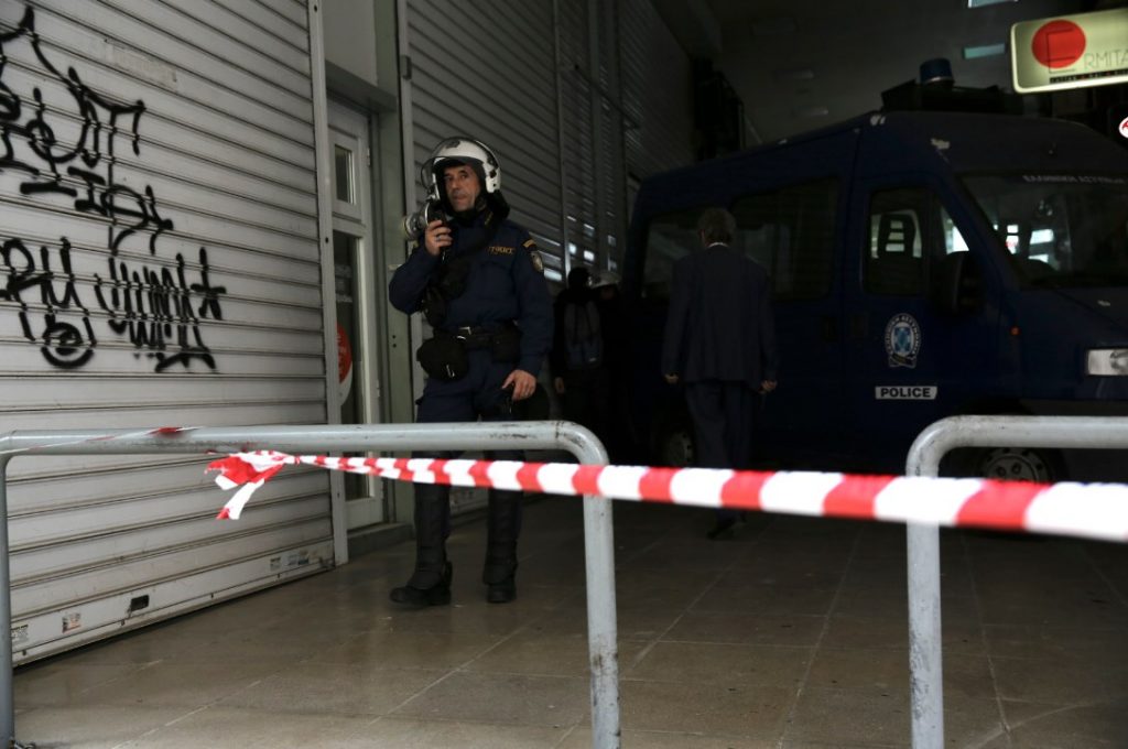 Νέα διαμαρτυρία κατά των πλειστηριασμών – Ο Λαφαζάνης σκαρφάλωσε στην κλούβα (pics) | Pagenews.gr Νέα διαμαρτυρία κατά των πλειστηριασμών – Ο Λαφαζάνης σκαρφάλωσε στην κλούβα (pics) | Pagenews.gr