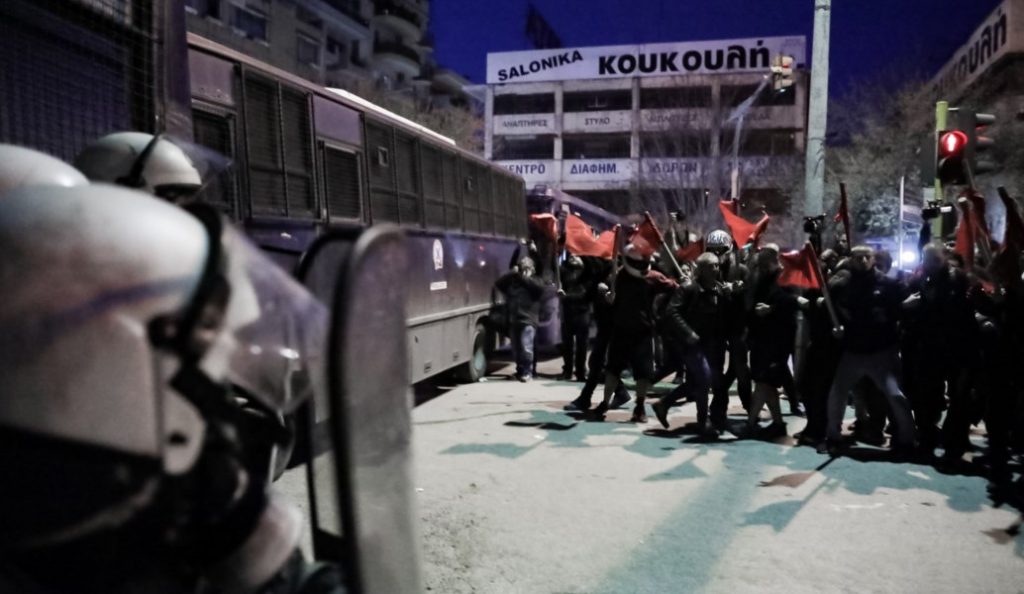 Επεισόδια στη Θεσσαλονίκη στη συγκέντρωση του ΠΑΜΕ λίγη ώρα πριν την ομιλία του Πρωθυπουργού (vid) | Pagenews.gr Επεισόδια στη Θεσσαλονίκη στη συγκέντρωση του ΠΑΜΕ λίγη ώρα πριν την ομιλία του Πρωθυπουργού (vid) | Pagenews.gr