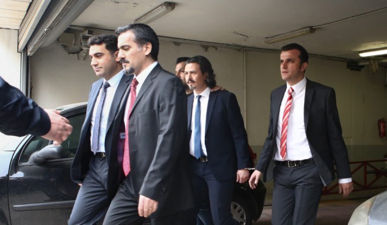 Κλείνουν τους «8» Τούρκους σε στρατόπεδο για να μην τους σκοτώσουν