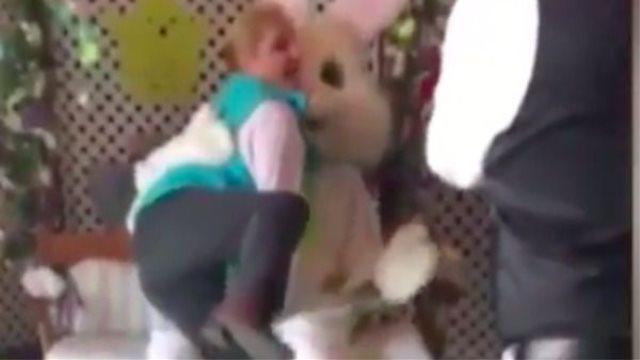 Συνέλαβαν γυναίκα επειδή ασέλγησε σε «πασχαλιάτικο κουνελάκι» (vid) | Pagenews.gr Συνέλαβαν γυναίκα επειδή ασέλγησε σε «πασχαλιάτικο κουνελάκι» (vid) | Pagenews.gr