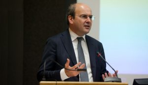 Χατζηδάκης: Η Ελλάδα μπαίνει σε μια γυάλα μέχρι το 2021 | Pagenews.gr Χατζηδάκης: Η Ελλάδα μπαίνει σε μια γυάλα μέχρι το 2021 | Pagenews.gr