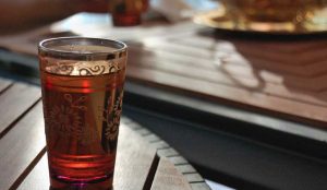 Πώς να φτιάξετε το παραδοσιακό τσάι μέντας του Μαρόκου | Pagenews.gr Πώς να φτιάξετε το παραδοσιακό τσάι μέντας του Μαρόκου | Pagenews.gr