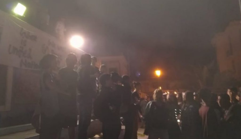 Μυτιλήνη: Εκτεταμένα επεισόδια μεταξύ κατοίκων και μεταναστών – Παρέμβαση της αστυνομίας με χρήση χημικών | Pagenews.gr Μυτιλήνη: Εκτεταμένα επεισόδια μεταξύ κατοίκων και μεταναστών – Παρέμβαση της αστυνομίας με χρήση χημικών | Pagenews.gr